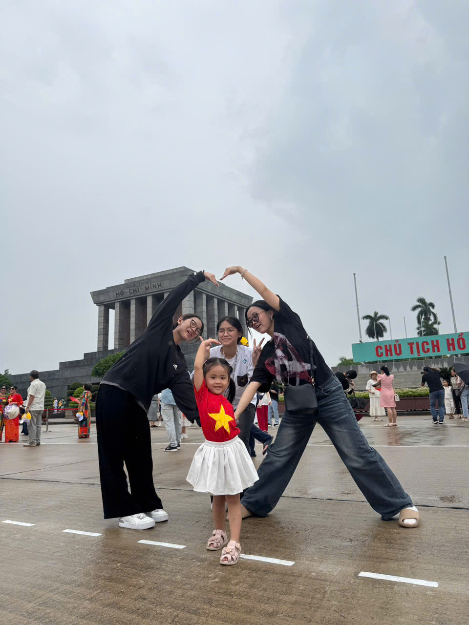 Nhân sự TTV tham quan vịnh Hạ Long trên du thuyền