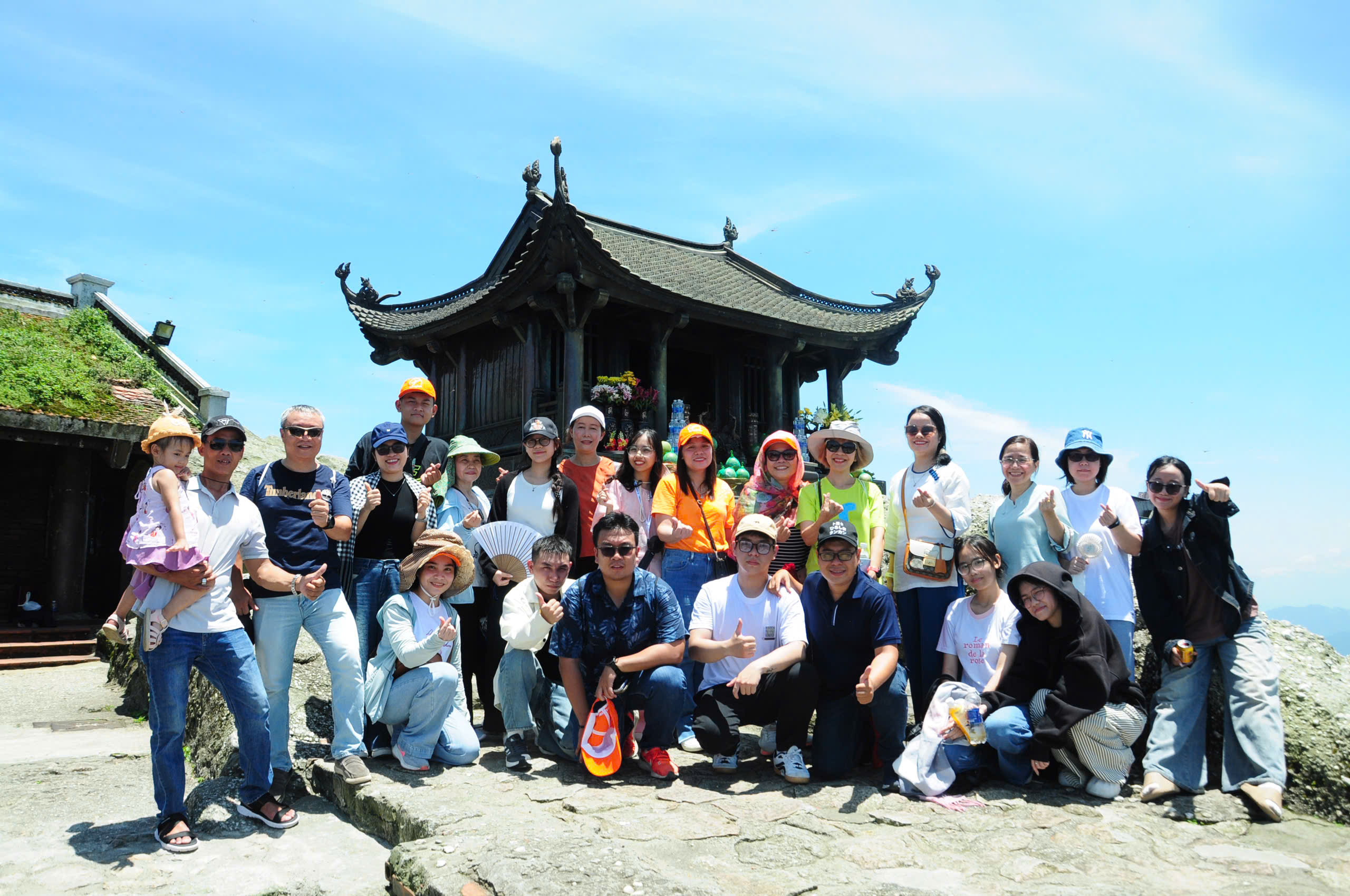 Tập thể TTV check-in Ninh Bình trong hành trình nội bộ