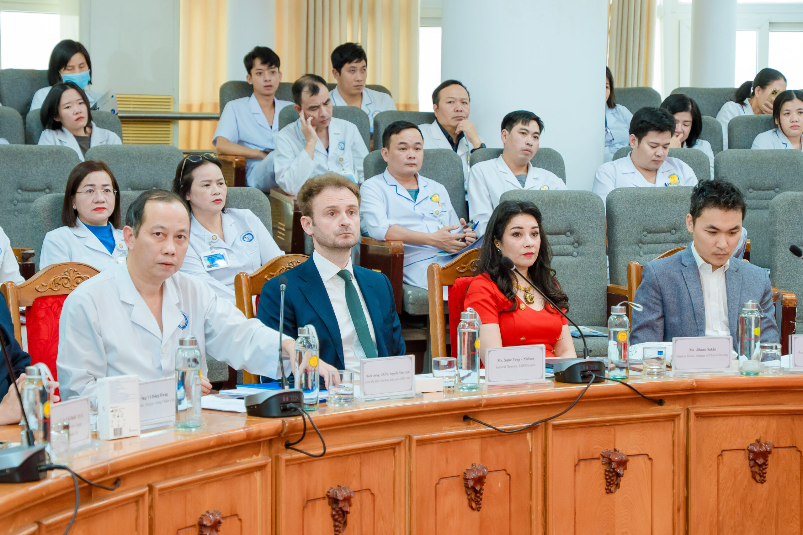 Lãnh đạo Bệnh viện Bỏng Quốc gia và đại diện ABENA Châu Á tại sự kiện