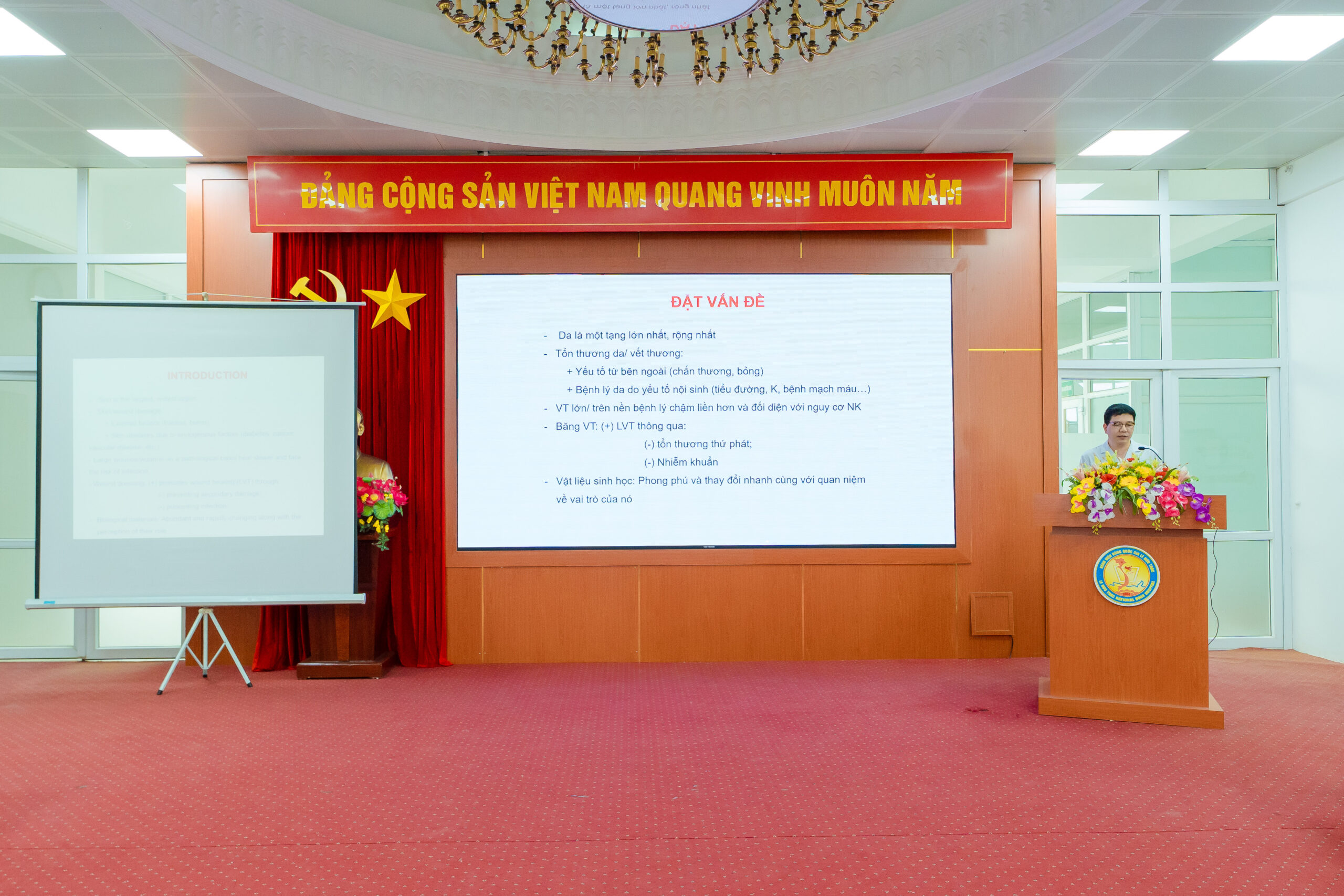 TS.BS Nguyễn Tiến Dũng trình bày về vật liệu sinh học trong điều trị vết thương và bỏng