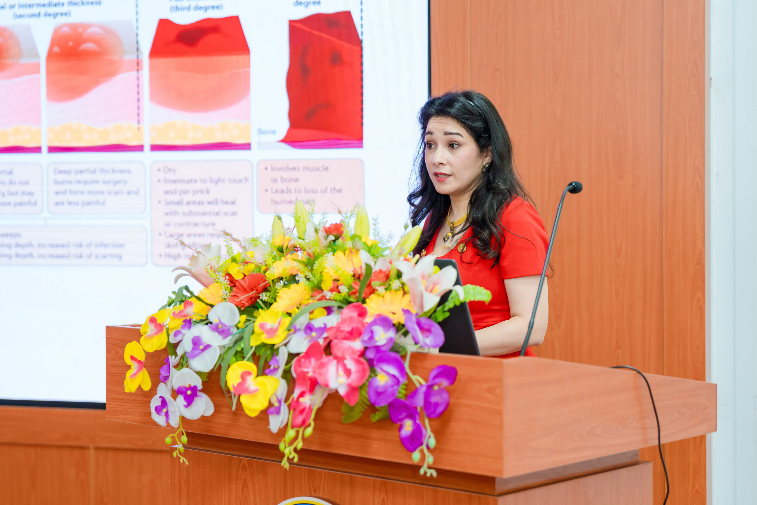 Bác sĩ Jihane Sakhi trình bày về ứng dụng màng sinh học tổng hợp cellulose trong điều trị bỏng